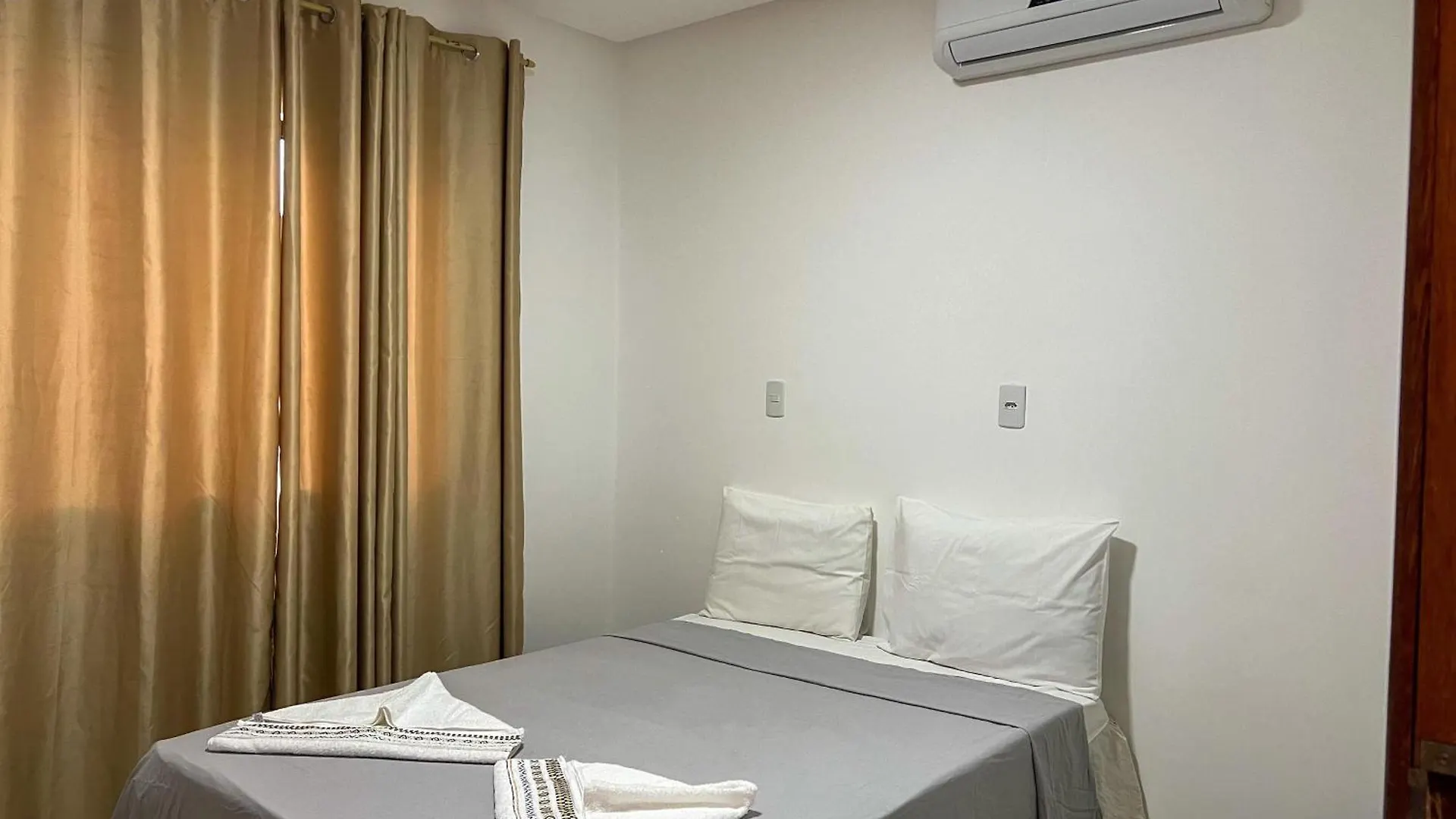 Nyaraló 700M Da Praia; 2 Suites; Wifi 300 Mbs; Piscina; Churrasqueira; Estacionamento Gratuito 1 Carro Porto Seguro