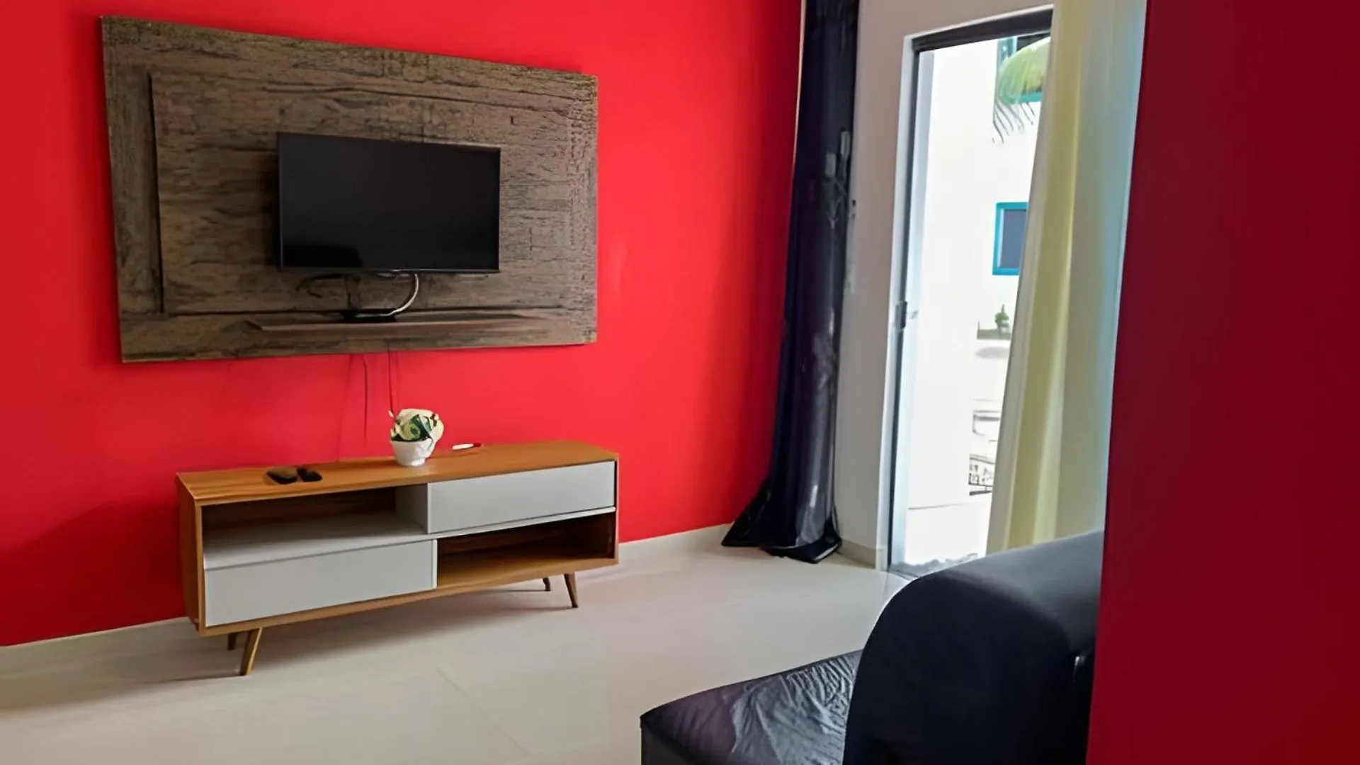 700M Da Praia; 2 Suites; Wifi 300 Mbs; Piscina; Churrasqueira; Estacionamento Gratuito 1 Carro Porto Seguro Nyaraló