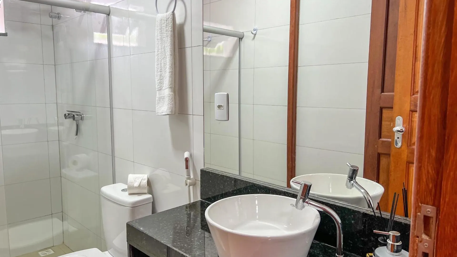 700M Da Praia; 2 Suites; Wifi 300 Mbs; Piscina; Churrasqueira; Estacionamento Gratuito 1 Carro Πόρτο Σεγκούρο 0*,  Βραζιλία