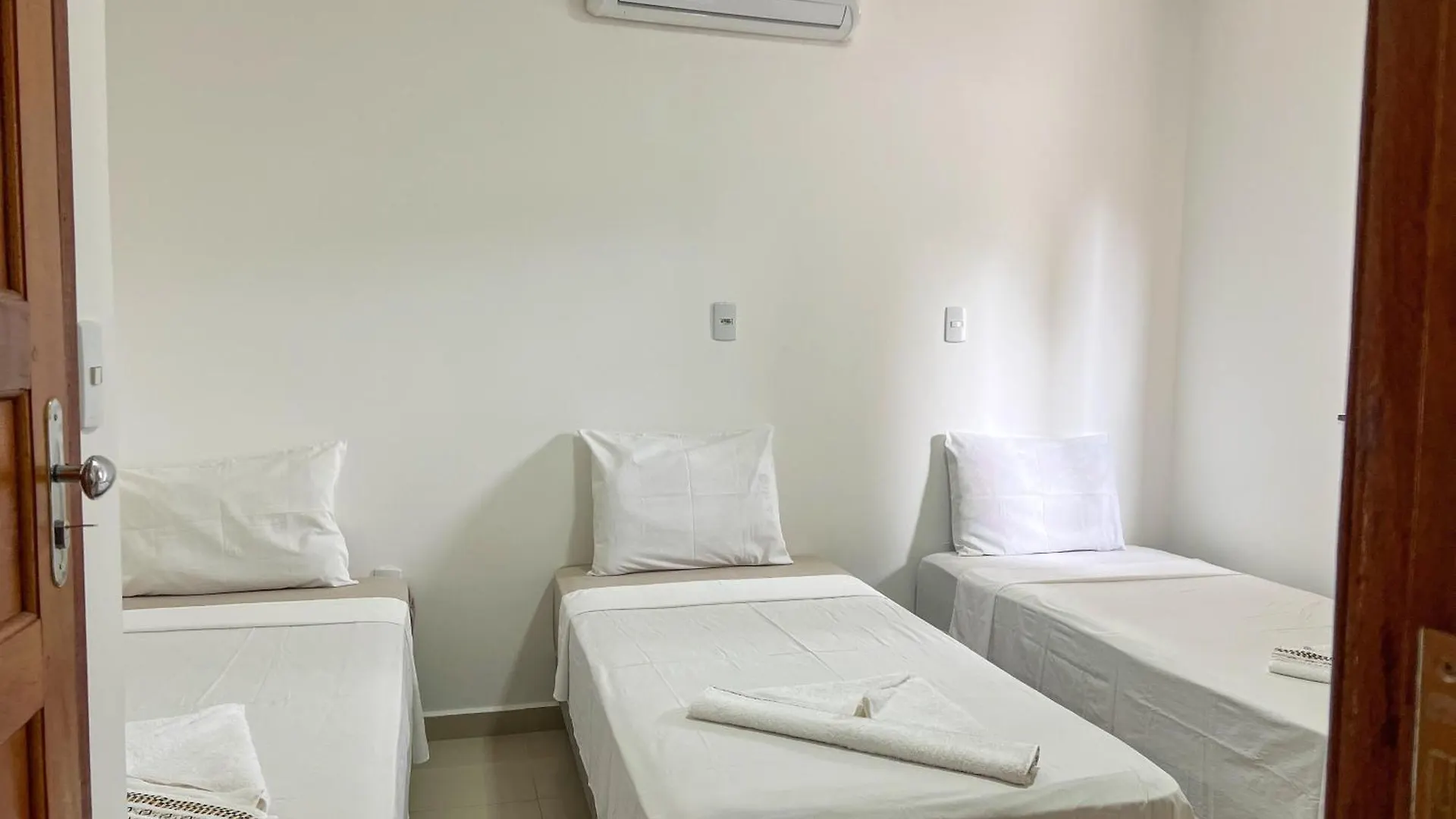 700M Da Praia; 2 Suites; Wifi 300 Mbs; Piscina; Churrasqueira; Estacionamento Gratuito 1 Carro Πόρτο Σεγκούρο 0*,  Βραζιλία
